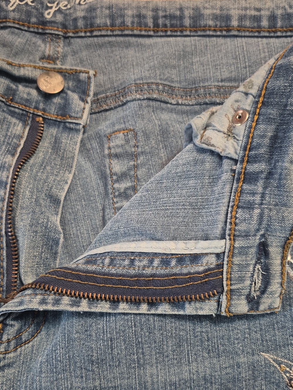 Embellished Light Blue Women's Jeans with Gold Accent - Picture 8 of 10